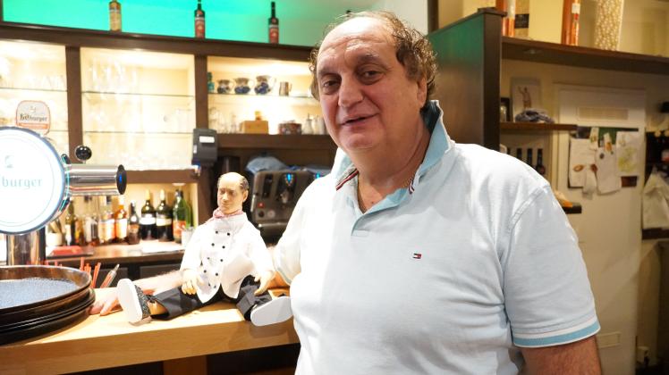 Eine kleinere Ausgabe von Vito-Chef Vito Dell’Ascenza wird als neue Figur in der Gegenwartskrippe beim Meppener Weihnachtsmarkt ausgestellt. 
