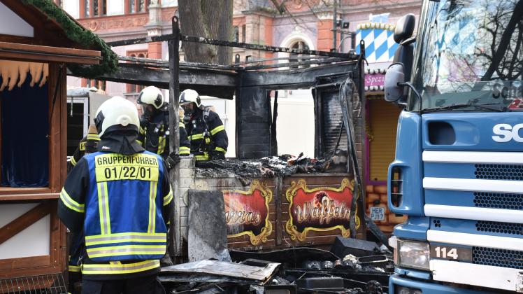 Der Waffelstand hat am 18. November auf dem Weihnachtsmarkt in Rostock gebrannt.