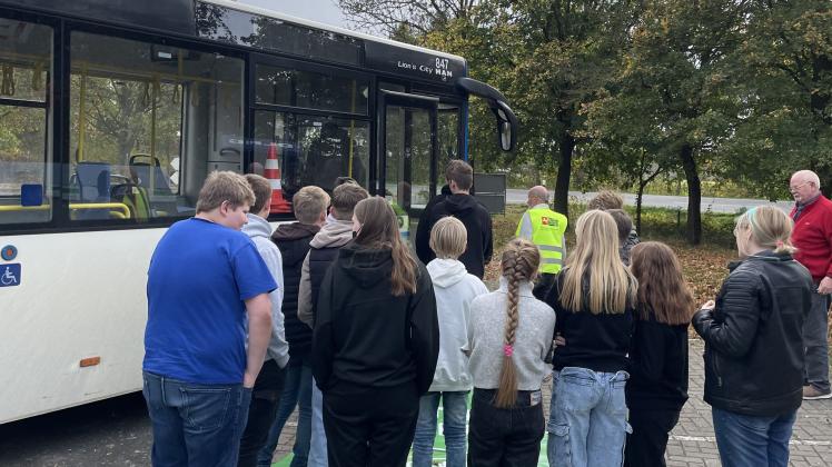 Über Gefahren am und im Bus informierten sich die Schülerinnen und Schüler in dem Lotsenkurs.