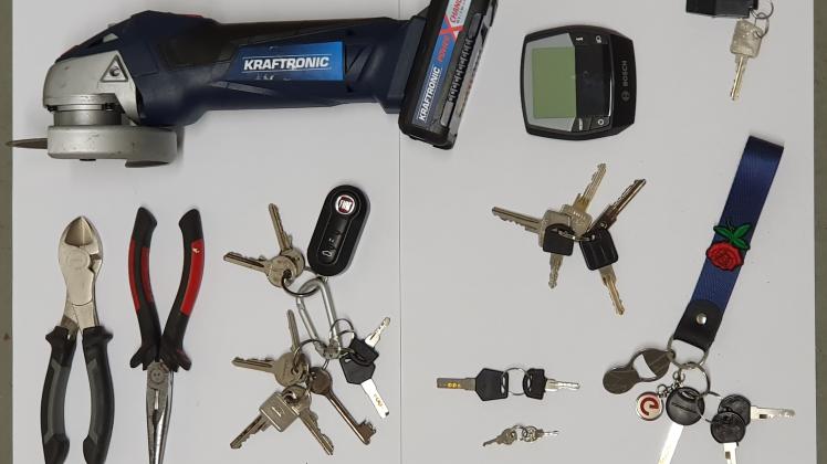 Wem gehören diese Gegenstände? Das fragt die Polizei in Haren. Die Sachen wurden bei einer Durchsuchung beschlagnahmt.