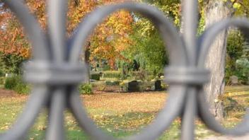 Blick auf Friedhof durch Zaun