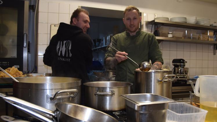 Mario Laabs (r.) und sein Küchenchef Sascha Engellandt im Koseler Hof arbeiten an neuen Idee, um besonders Januar und Februar noch attraktiver für die Gäste zu machen. 