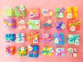 Kleine Geschenke eingepackt in buntem Papier mit kleinen Schleifchen als Adventskalender PUBLICATIO