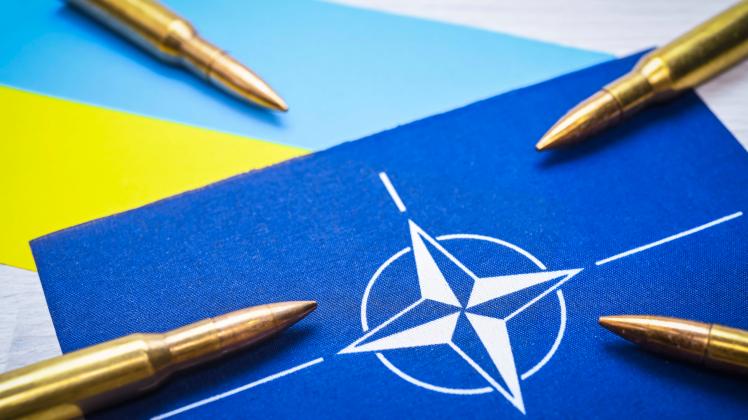 Fahnen der NATO und der Ukraine mit Munition *** Flags of NATO and Ukraine with ammunition