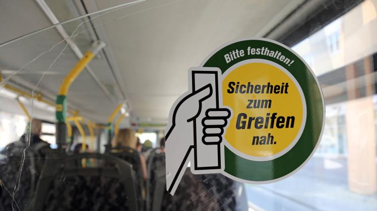 20 04 2018 Berlin GER Hinweis Bitte festhalten in einem Linienbus der BVG Alltag Aufforderung