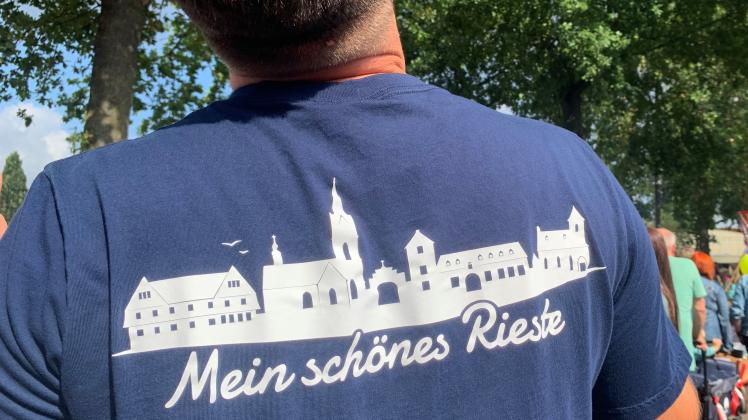 T-Shirt mit Aufdruck zum Ortsjubiläum „777“ in Rieste im Jahr 2022