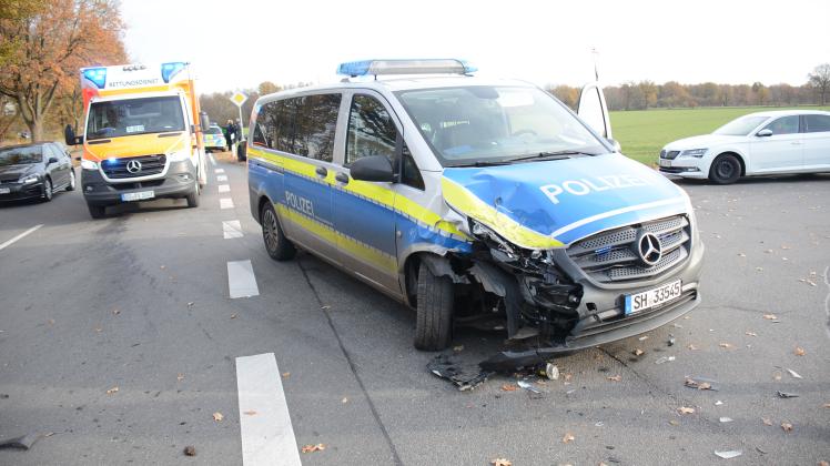 Der Streifenwagen wurde bei dem Unfall bei Trittau schwer beschädigt
