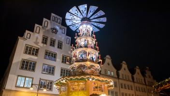Schneider’s Pyramiden-Stübl auf dem Neuen Marktr - der Rostocker Weihnachtsmarkt eröffnet am Montag…
Foto: Georg Scharnweber