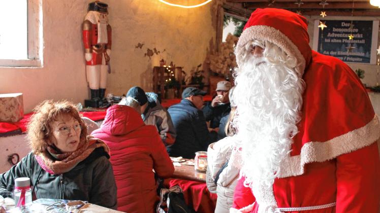 Auch Besuch vom Weihnachtsmann gab es auf dem Adventsmarkt in Berge. Oliver Gierens$