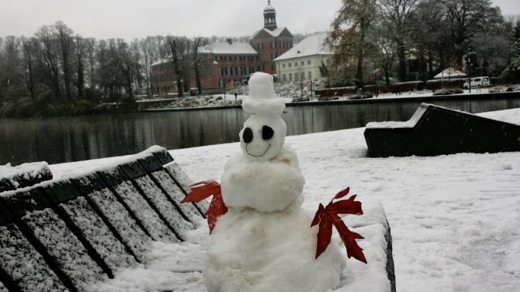 Eutin: Schneemann an der Stadtbucht