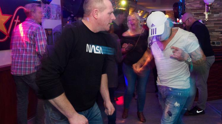 Am ersten Abend im neuen, alten „Stars“ hat DJ Junior wenig Mühe, die Tanzfläche mit Gästen zu füllen. 