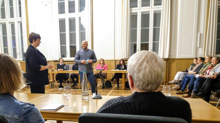 Krimilesung "Königsblau" im Schwursaal des Landgerichts: Die  ModeratorInnen