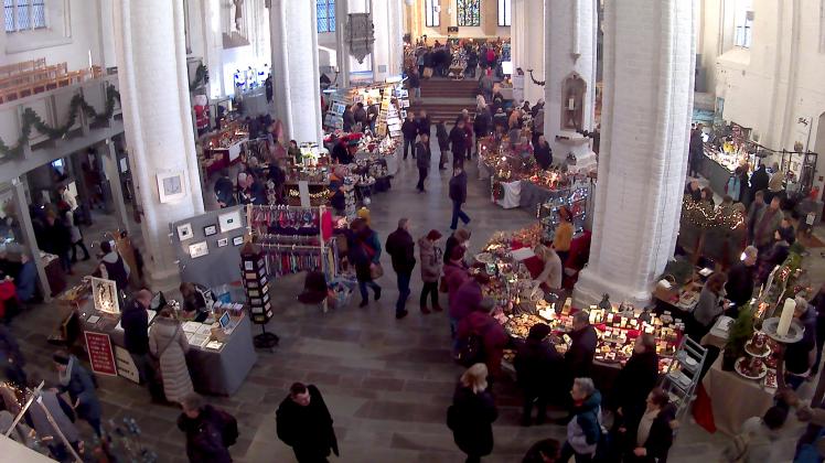 Zahlreiche Kunsthandwerker präsentieren sich beim Weihnachtsmarkt in der Rostocker Nikolaikirche.