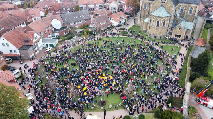 An der St. Nikolauskirche versammelten sich die Teilnehmer an der Demonstration zum Erhalt des Marienhospitals in Ankum.