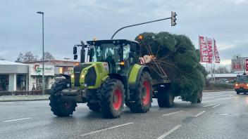 Mit einem Traktow wurde der Weihnachtsbaum aus Degtow nach Grevesmühlen transportiert.