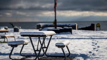 SMYGEHUK 2022-11-20 Snö sa langt söderut man kan komma i Sverige. Söndagen bjöd pa sol och ett snö pa Sveriges sydligast