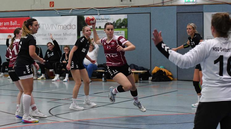 Sina Eichholz (TSV)/Beeke Jessen (HSG/NR.5)
Handball Frauen Landesliga Sued Schleswig-Holstein 7. Spieltag 2022/2023: TSV Bargteheide - HSG Gettorf/Osdorf