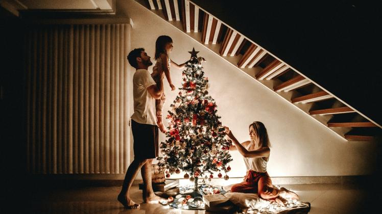 Einen Weihnachtsbaum zu schmücken, wird für Kinder immer eine magische Erinnerung sein – egal, wie groß der Baum ist oder hochwertig die Kugeln sind.
