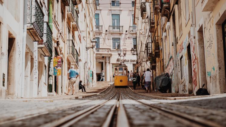 Mit der Straßenbahn geht es durch die historischen Stadtviertel  von Lissabon.