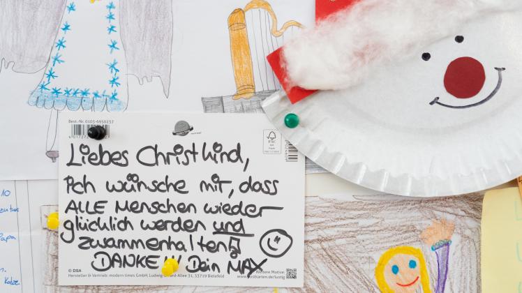 Kinderbriefe ans Weihnachtspostamt