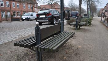In der Schlossstraße können die Ludwigsluster von den Sitzbänken aus nur auf parkende Autos und die Fahrbahn blicken. 