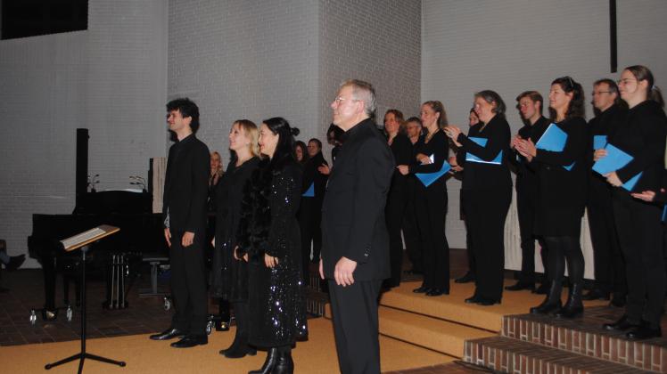 Das „Brahms-Emsemble“ unter Leitung von Bernhard Emmer (vorne rechts) zeigte das „Deutsche Requiem“ von Johannes Brahms in einer sehr persönlichen Fassung. Auch dabei waren Sopranistin Sunja Wehmeier (von rechts ), Vera-Carina Stellmacher am Klavier und Bariton Luciano Lodi.