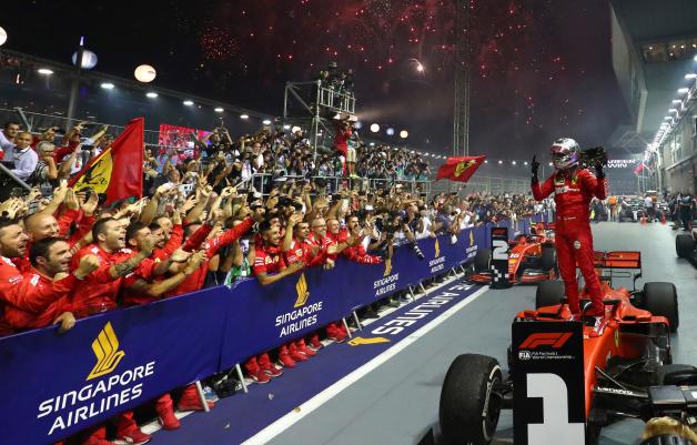 Sebastian Vettel feiert im Jahr 2019 in Singapur einen Sieg.
