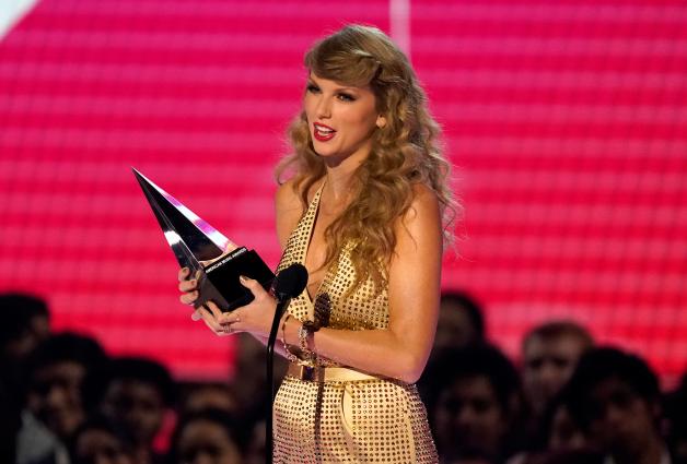 Taylor Swift nimmt einen von sechs American Music Awards entgegen.