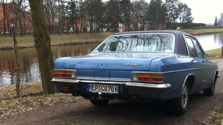 Dieser Opel Diplomat aus dem Jahr 1977 trägt noch das alte Kennzeichen MEP. Das geht nur, weil er vor der Kreisreform im Emsland zugelassen wurde.