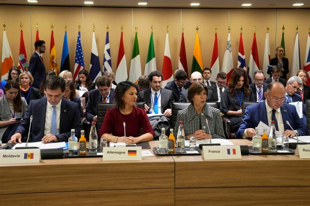 Politikerinnen und Politiker aus Frankreich, Deutschland und Rumänien haben sich in Paris getroffen, um gemeinsam über weitere Hilfen für das Land Moldau zu beraten. 