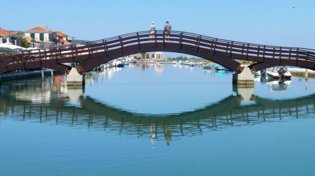 Die Holzbrücke über den Wasserkanal in Lefkas ist eine beliebte Touristenattraktion. Die Holzbrücke über den Wasserkanal in Lefkas ist eine beliebte Touristenattraktion.