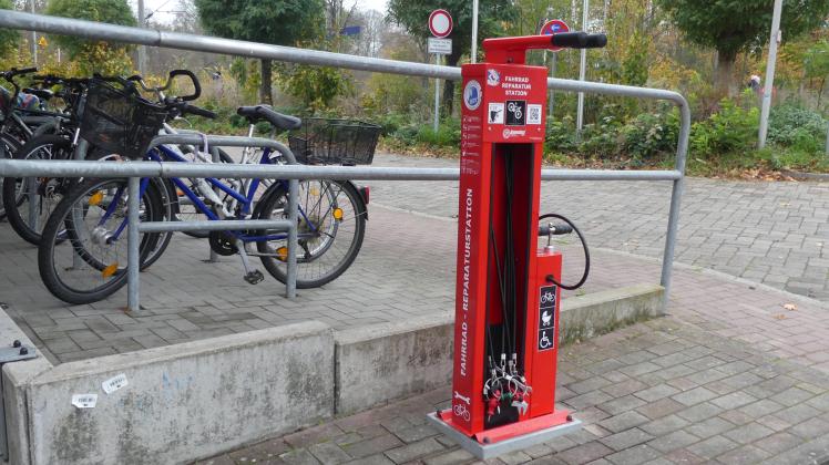Neu im Glückstädter Stadtbild: die Fahrrad-Servicestation am Bahnhof.
