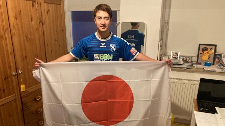 Yu Asanuma Fußballer mit japanischer Flagge