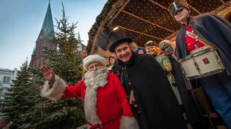 Schweriner Weihnachtsmarkt 2022 eröffnet Eröffnung Weihnachtsmarkt in Schwerin; Marktplatz Schwerin mit Weihnachtsmann und Hans Christian Andersen (Torben Iversen aus der dänischen Partnerschaft Odense) , die für eine märchenhaften Auftakt sorgten. 21.11.2022 Foto Volker Bohlmann