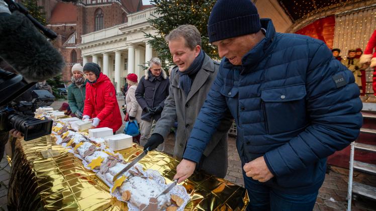 Weihnachtsmarkt 2022 in Schwerin mit Stollenverkauf eröffnet  SVZ