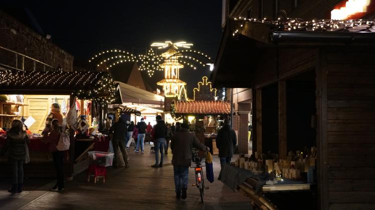 Am Montag ist der Weihnachtsmarkt in der Meppener Innenstadt gestartet. Bis zum 29. Dezember haben Buden, Eisbahn, Weihnachtspyramide, Märchenwald und Riesenrad geöffnet. 