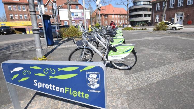 Die Sprotten-Flotte der Kiel-Region ist mit über 100 Fahrrädern an zwölf Stationen wie hier am Bahnhof in Eckernförde vertreten.