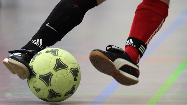 Fussball Feature Hallenfußball 2015 Symbolfoto Symbolbild Fußballer im im Zweikampf Duell duel