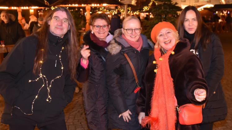 Diese lustige Truppe nutzte gleich den ersten Abend gut beleuchtet für einen Bummel über den Delmenhorster Weihnachtsmarkt. 