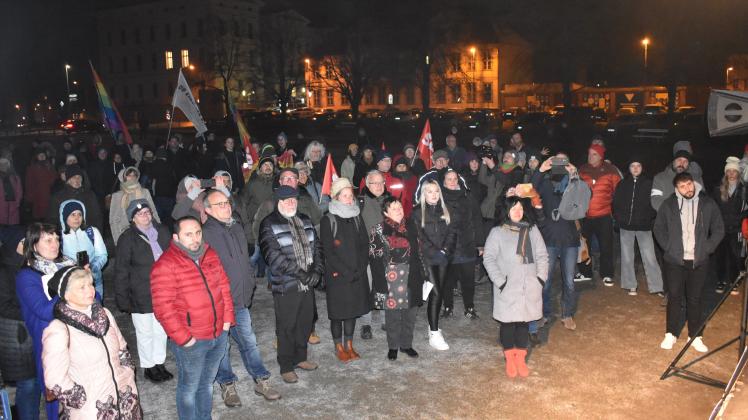 Gesicht zeigen für Demokratie und Frieden: Mehr als 100 Schweriner hatten sich am Montagabend auf dem Alten Garten zu einer Kundgebung versammelt und marschierten dann durch die Innenstadt 