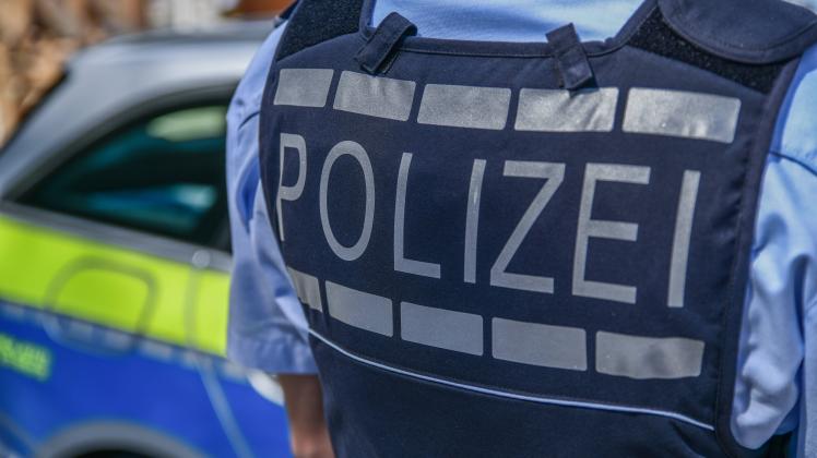 Themenbilder Polizei, 10.08.2022, Baden-Württemberg, Heubach: Polizei, Streifenwagen, Polizistin mit Handschellen, Festn