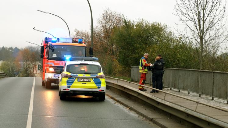 Lilienthalstraße zwischen Weiche und Citti-Park: Bundespolizei und Feuerwehr mussten auf die Brücke über die Bahnstrecke ausrücken.