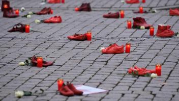 Tuebingen 25.11.2021 Internationalen Tag gegen Gewalt an Frauen: Schuh-Aktion zum Thema Femizide in Deutschland auf dem