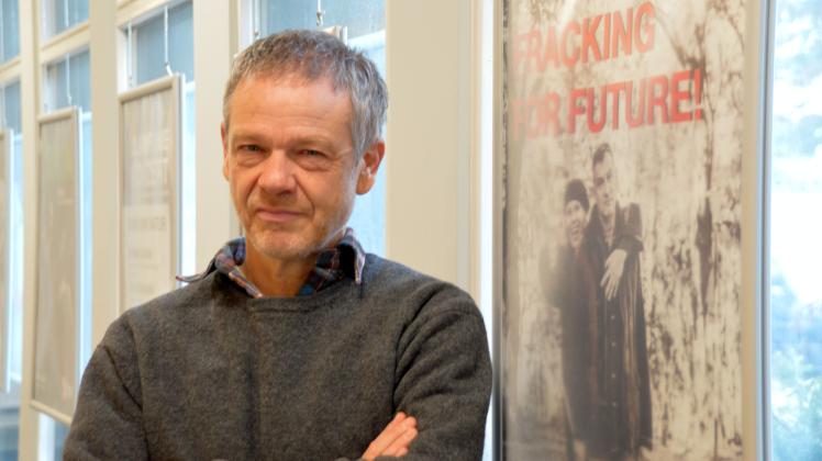 Regisseur Philippe Besson ist begeistert von seinem Ensemble und dem brandaktuellen Stück „Fracking Fot Future“.