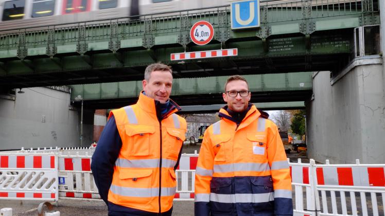 Die Projektleiter Frank Assies (links) und Mathias Jarck vor den Brücken an der U1/U3 in Wandsbek-Gartenstadt.