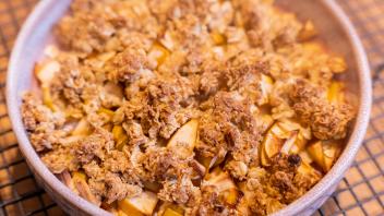Schneller Apfelcrumble mit Haferflocken und Dinkelmehl