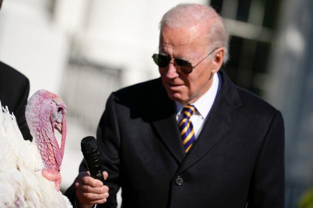 Der amerikanische Präsident Joe Biden begnadigt den Truthahn.