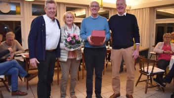 Mit Blumen und Wein bedankten sich Fiete Blöcker (links 2. Vorsitzender) und der 1. Vorsitzende Dr. Stephan Polomsky (rechts) bei Heike und Dieter Wünsche für ihre Vereinstreue.