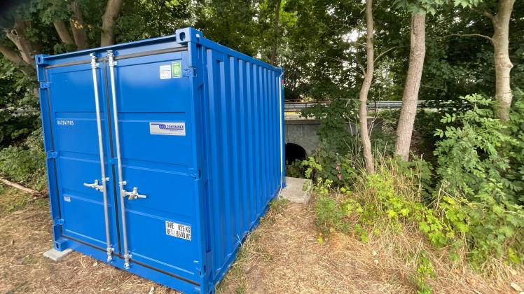 In diesem Container befindet sich die Technik, mit der das Wasser aus der Steinhäger Bek gereinigt wird, bevor es weiter in Richtung Rühner See fliest.