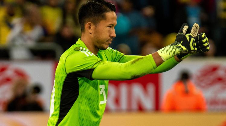 September 27, 2022, Dusseldorf, North Rhine-Westphalia, Germany: Japan goalkeeper DANIEL SCHMIDT (23) gives thumbs up in